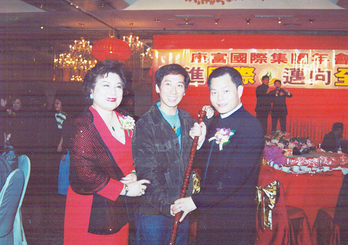 影视红星张达明先生出席康富国际集团年会与黄骞纬总裁合影